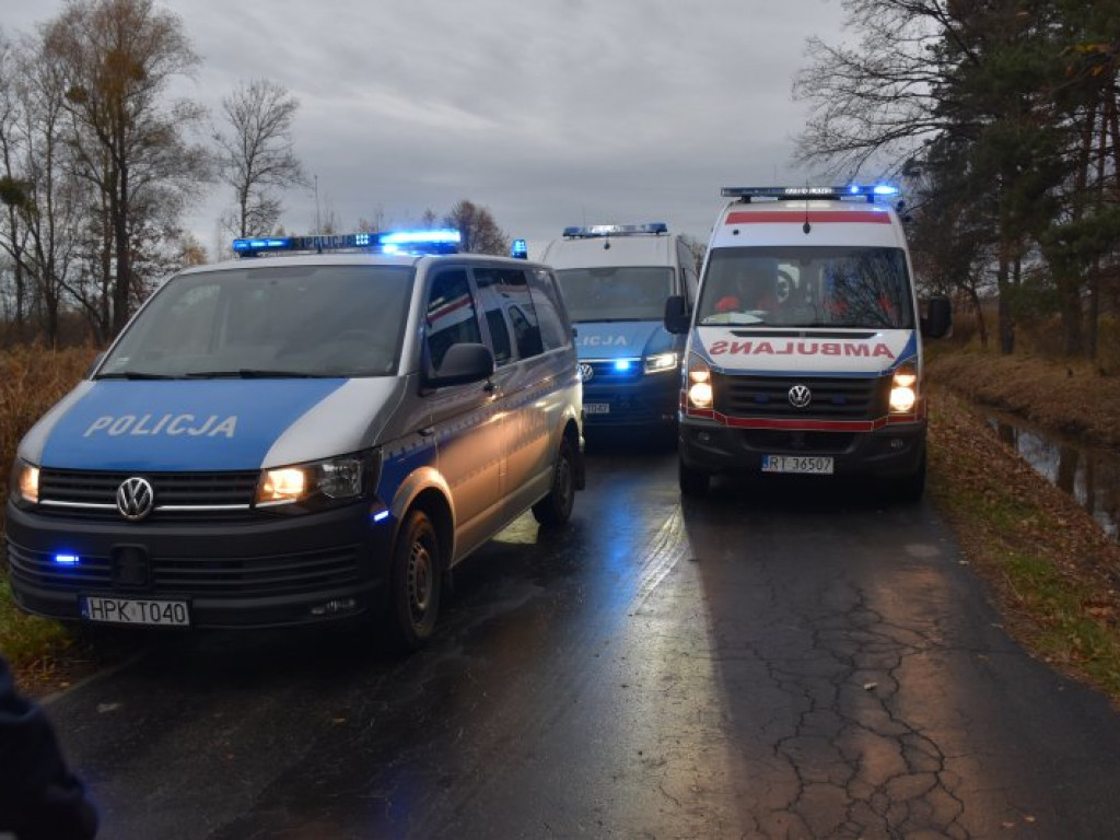 Groźne dachowanie na drodze Nowa Dęba - Stale [zdjęcia]