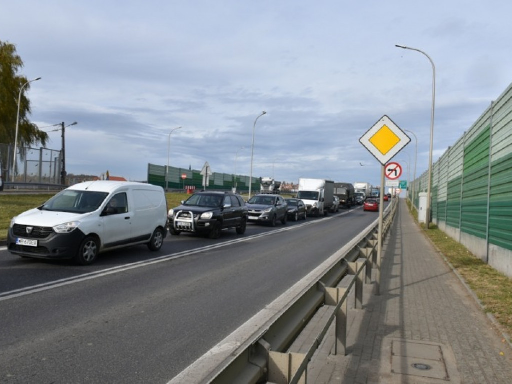 Znów ogromne korki w Sandomierzu. Ważny komunikat dotyczący jutra! [zdjęcia]