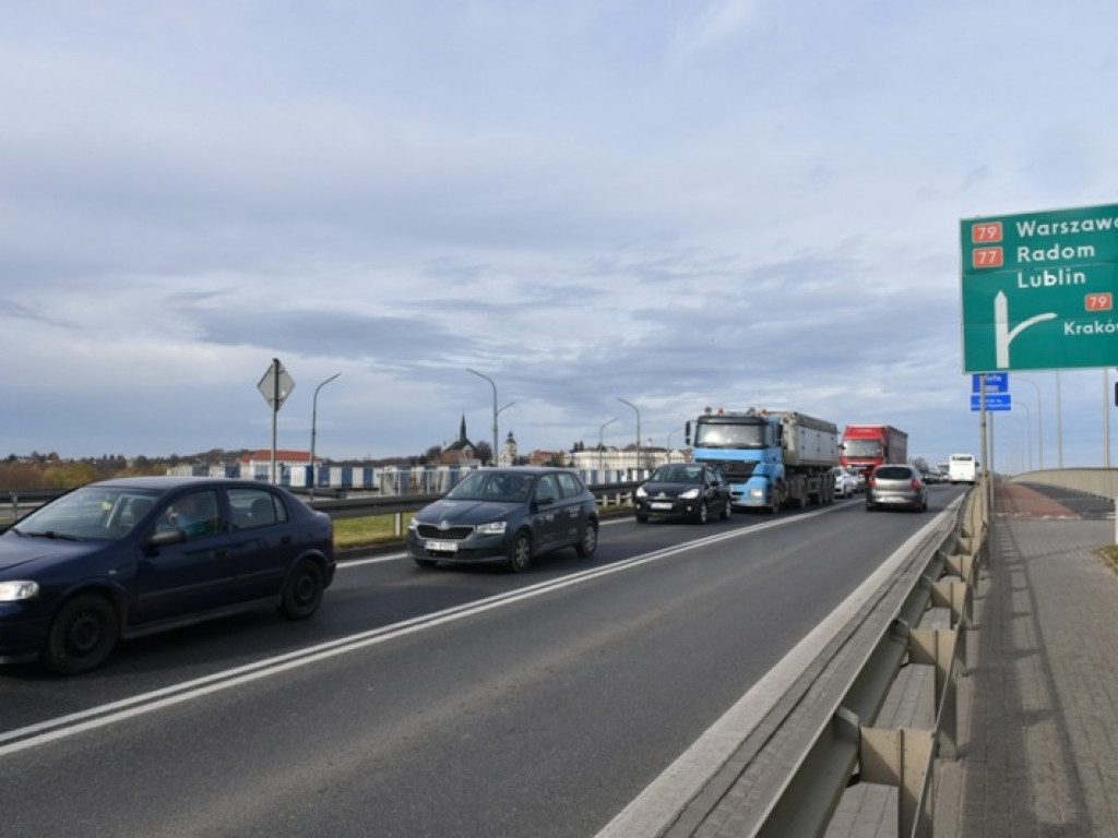 Znów ogromne korki w Sandomierzu. Ważny komunikat dotyczący jutra! [zdjęcia]