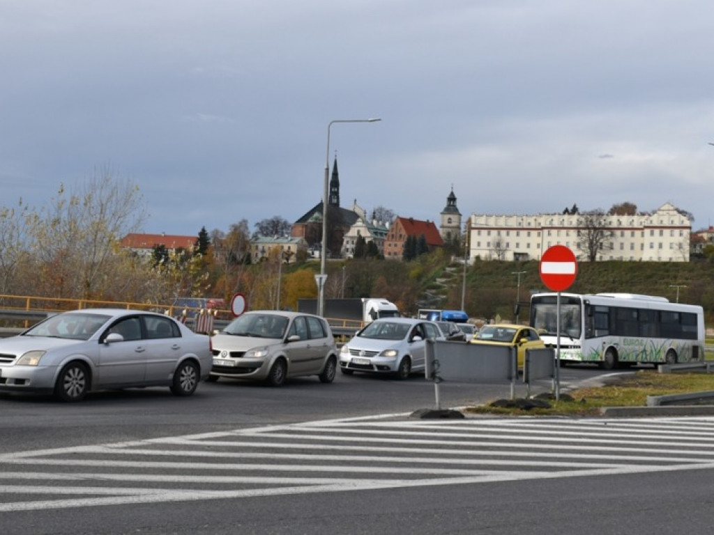 Znów ogromne korki w Sandomierzu. Ważny komunikat dotyczący jutra! [zdjęcia]