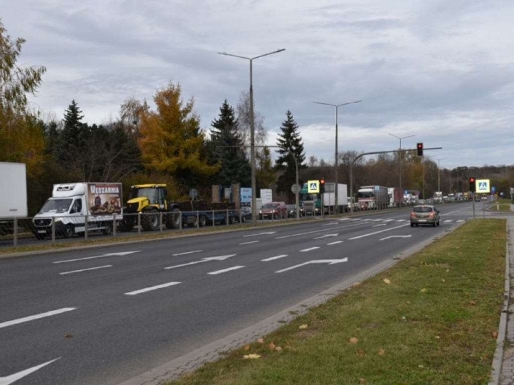 Znów ogromne korki w Sandomierzu. Ważny komunikat dotyczący jutra! [zdjęcia]