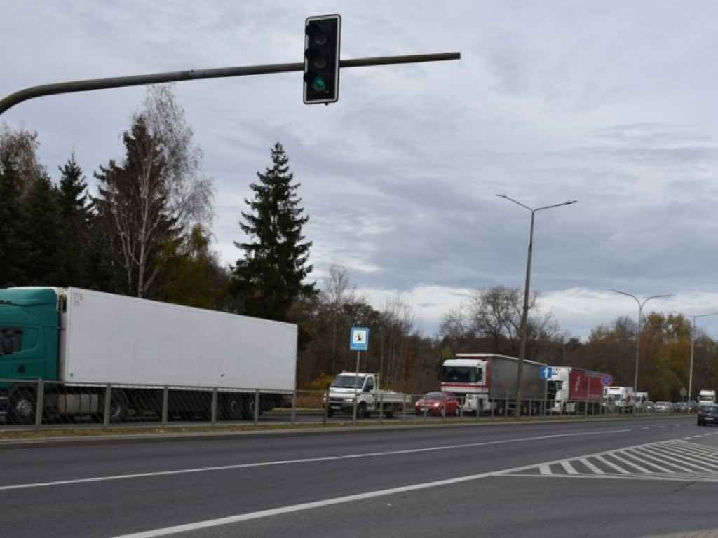 Znów ogromne korki w Sandomierzu. Ważny komunikat dotyczący jutra! [zdjęcia]