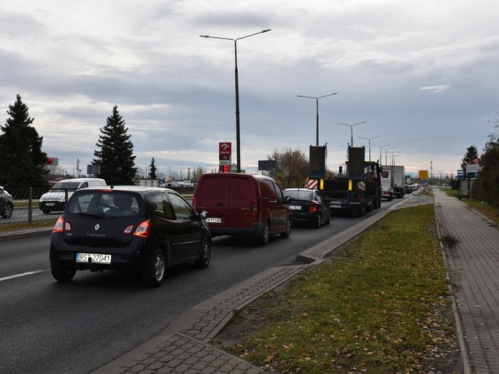 Znów ogromne korki w Sandomierzu. Ważny komunikat dotyczący jutra! [zdjęcia]
