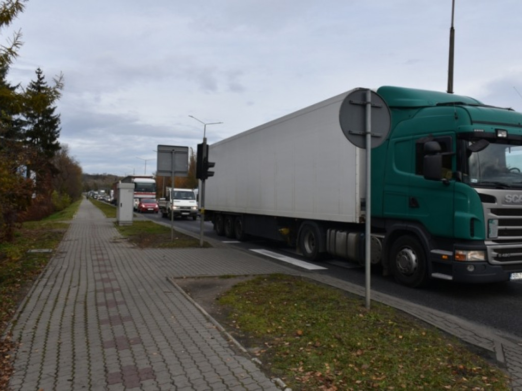 Znów ogromne korki w Sandomierzu. Ważny komunikat dotyczący jutra! [zdjęcia]