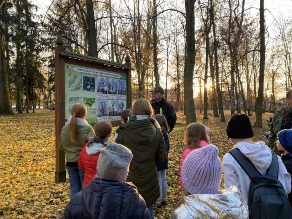 Twórcze spotkanie z ilustratorem Piotrem Sochą w ramach II edycji tarnobrzeskiego festiwalu Jachowicza [zdjęcia]