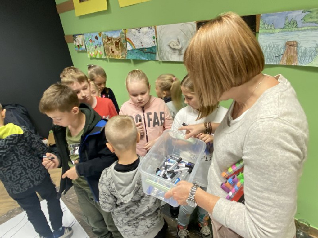 Twórcze spotkanie z ilustratorem Piotrem Sochą w ramach II edycji tarnobrzeskiego festiwalu Jachowicza [zdjęcia]