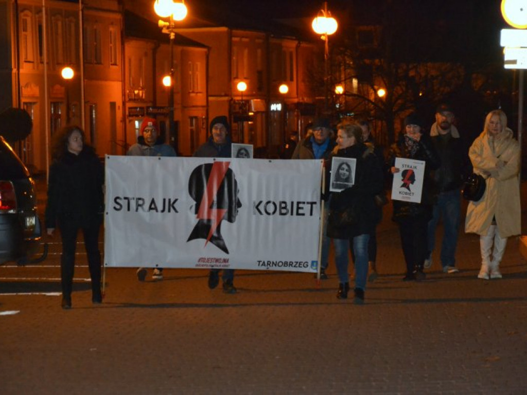 Milczący protest przed biurem Prawa i Sprawiedliwości w Tarnobrzegu [zdjęcia]