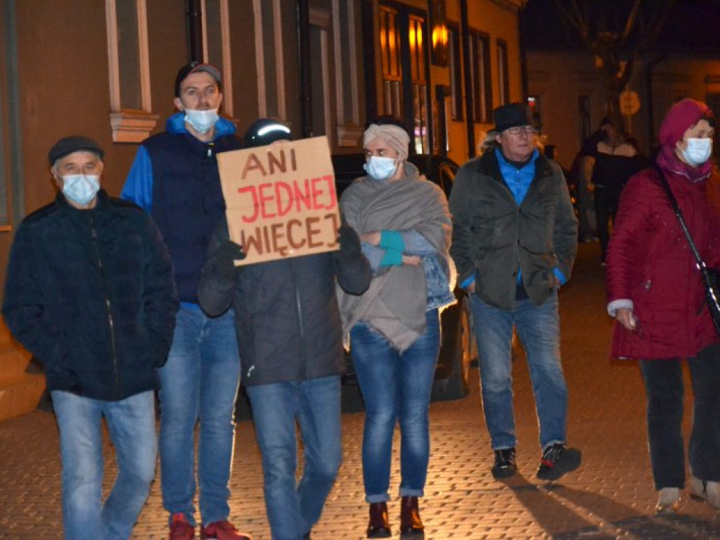 Milczący protest przed biurem Prawa i Sprawiedliwości w Tarnobrzegu [zdjęcia]