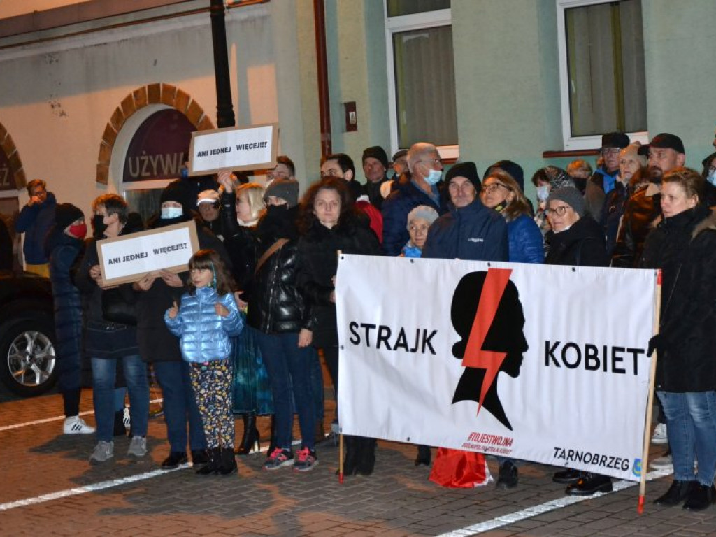 Milczący protest przed biurem Prawa i Sprawiedliwości w Tarnobrzegu [zdjęcia]