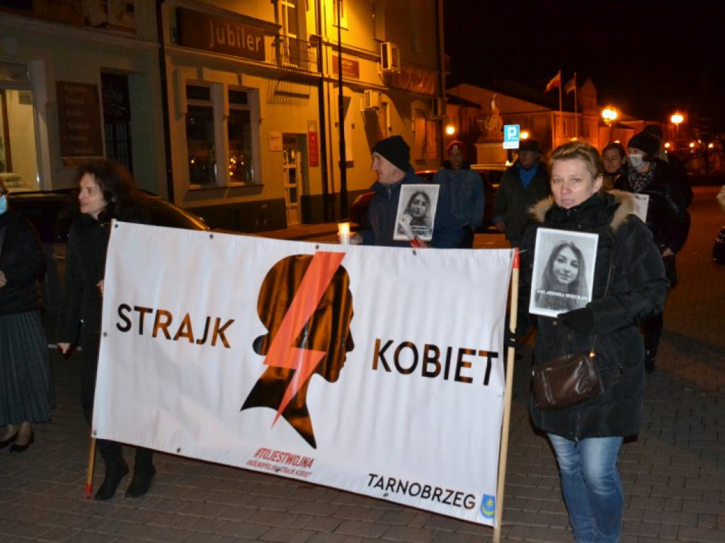 Milczący protest przed biurem Prawa i Sprawiedliwości w Tarnobrzegu [zdjęcia]