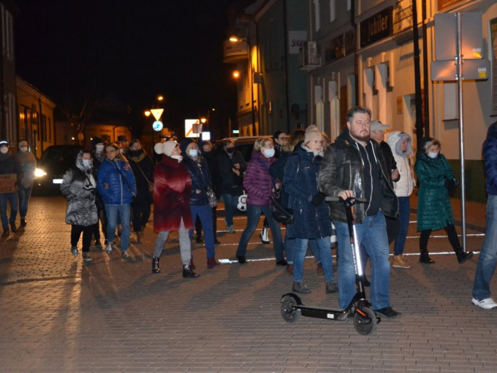 Milczący protest przed biurem Prawa i Sprawiedliwości w Tarnobrzegu [zdjęcia]