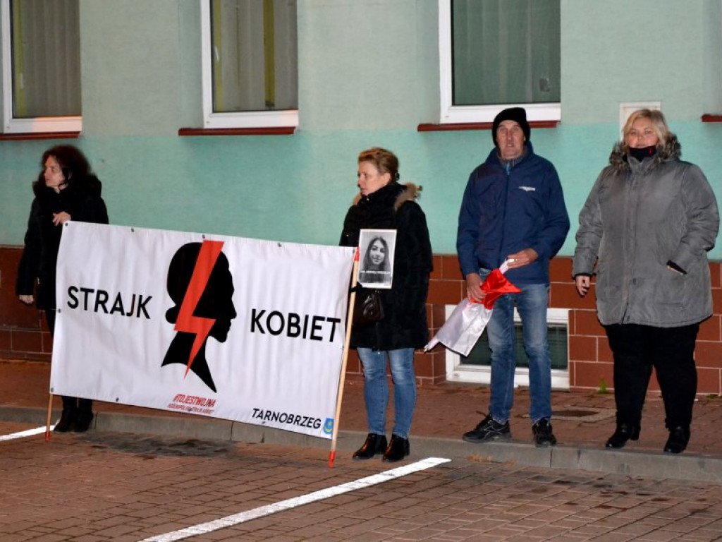 Milczący protest przed biurem Prawa i Sprawiedliwości w Tarnobrzegu [zdjęcia]