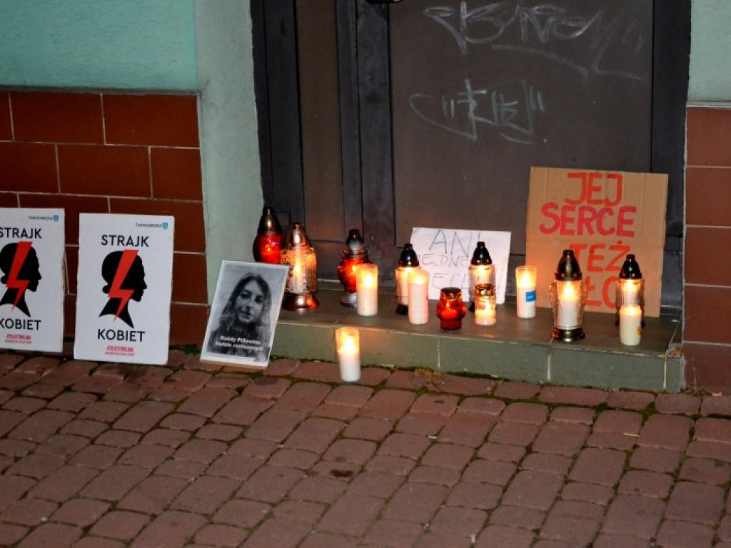 Milczący protest przed biurem Prawa i Sprawiedliwości w Tarnobrzegu [zdjęcia]
