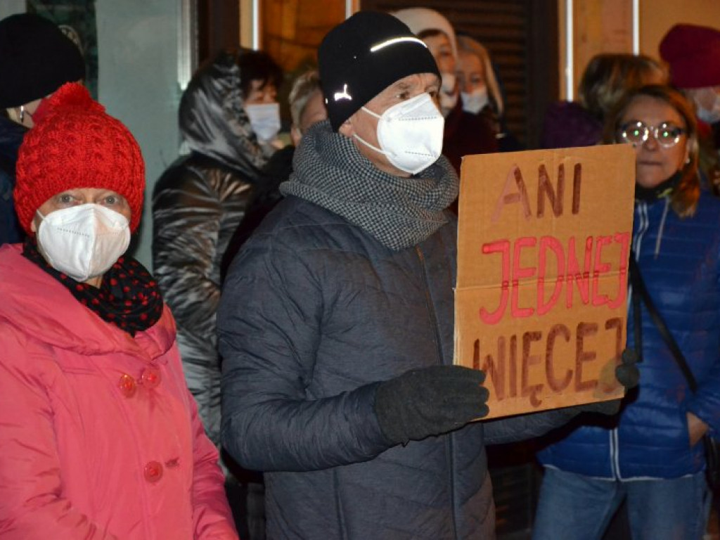 Milczący protest przed biurem Prawa i Sprawiedliwości w Tarnobrzegu [zdjęcia]
