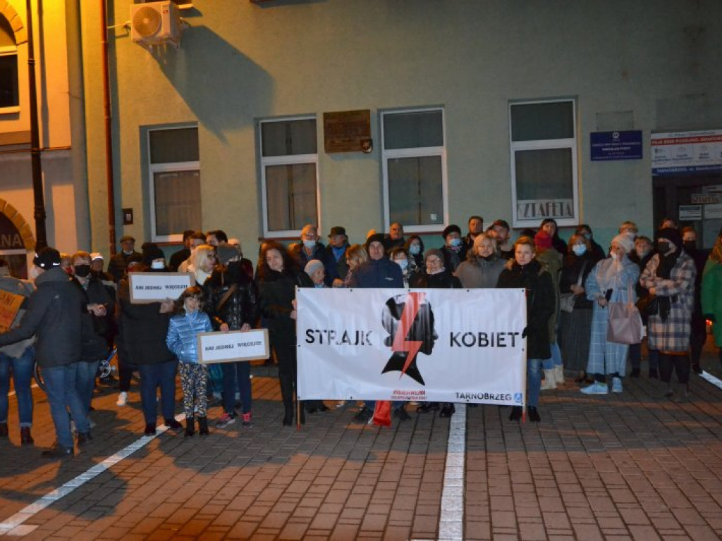 Milczący protest przed biurem Prawa i Sprawiedliwości w Tarnobrzegu [zdjęcia]