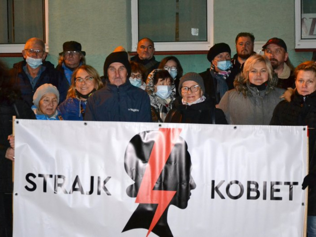 Milczący protest przed biurem Prawa i Sprawiedliwości w Tarnobrzegu [zdjęcia]