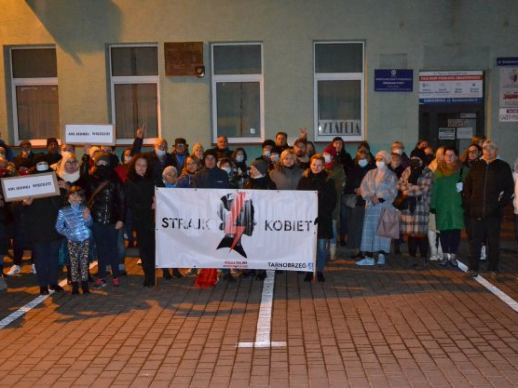 Milczący protest przed biurem Prawa i Sprawiedliwości w Tarnobrzegu [zdjęcia]