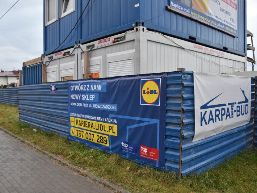 W Nowej Dębie trwa budowa marketów, będą nowe miejsca pracy [zdjęcia]