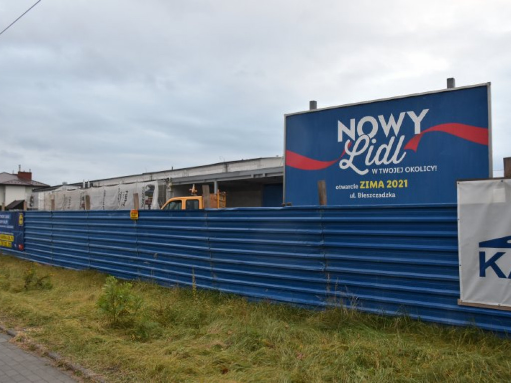 W Nowej Dębie trwa budowa marketów, będą nowe miejsca pracy [zdjęcia]