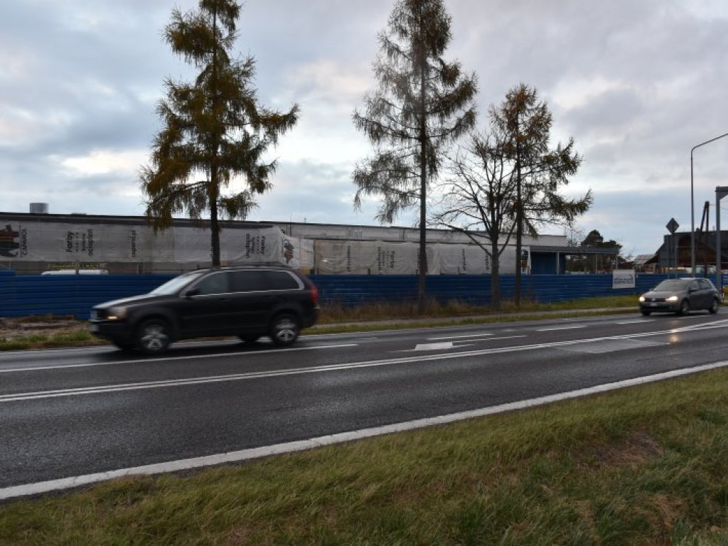 W Nowej Dębie trwa budowa marketów, będą nowe miejsca pracy [zdjęcia]