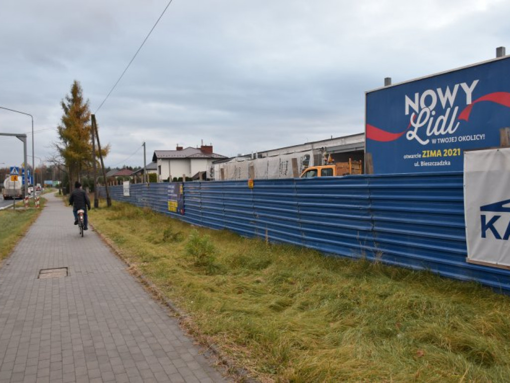 W Nowej Dębie trwa budowa marketów, będą nowe miejsca pracy [zdjęcia]