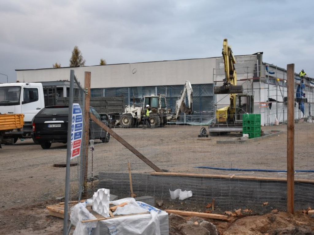 W Nowej Dębie trwa budowa marketów, będą nowe miejsca pracy [zdjęcia]