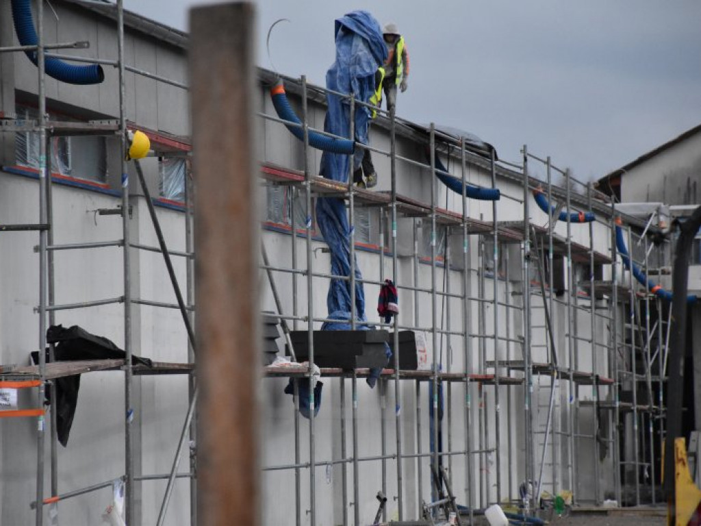 W Nowej Dębie trwa budowa marketów, będą nowe miejsca pracy [zdjęcia]