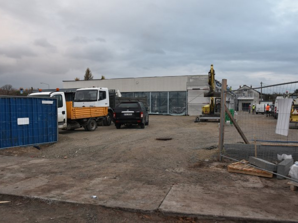 W Nowej Dębie trwa budowa marketów, będą nowe miejsca pracy [zdjęcia]