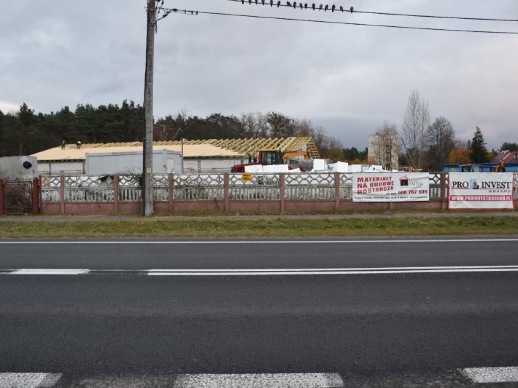 W Nowej Dębie trwa budowa marketów, będą nowe miejsca pracy [zdjęcia]