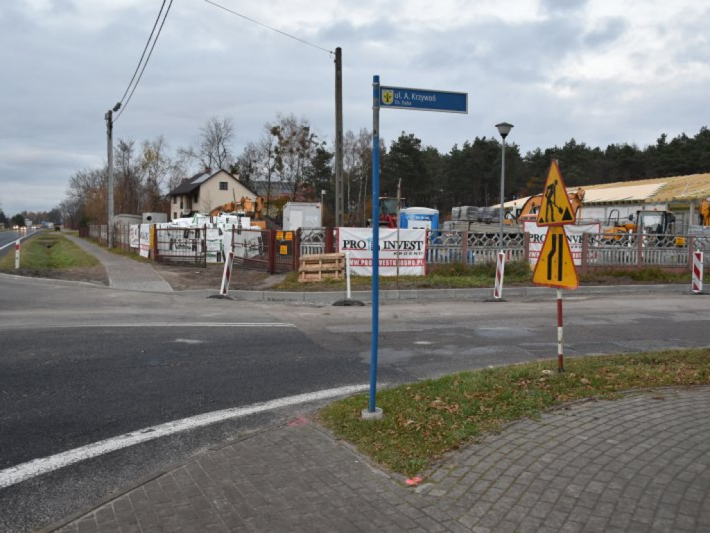 W Nowej Dębie trwa budowa marketów, będą nowe miejsca pracy [zdjęcia]