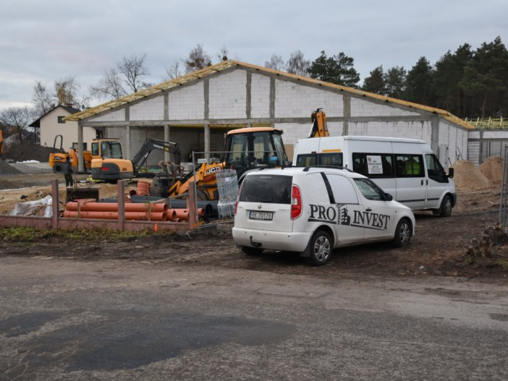 W Nowej Dębie trwa budowa marketów, będą nowe miejsca pracy [zdjęcia]