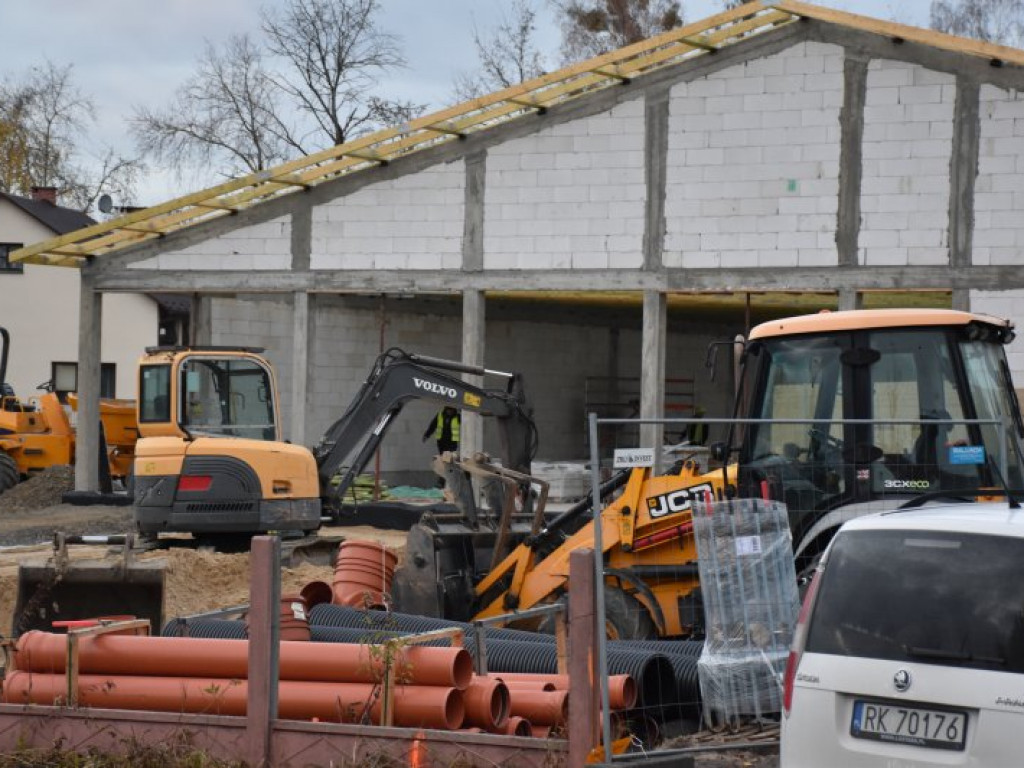 W Nowej Dębie trwa budowa marketów, będą nowe miejsca pracy [zdjęcia]
