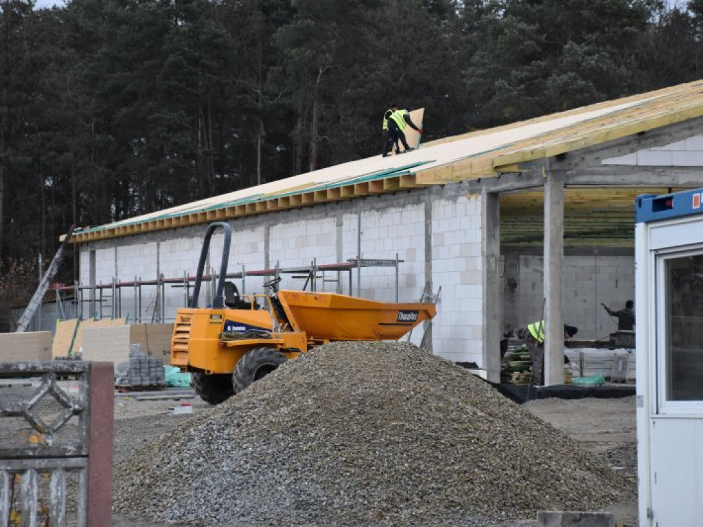 W Nowej Dębie trwa budowa marketów, będą nowe miejsca pracy [zdjęcia]