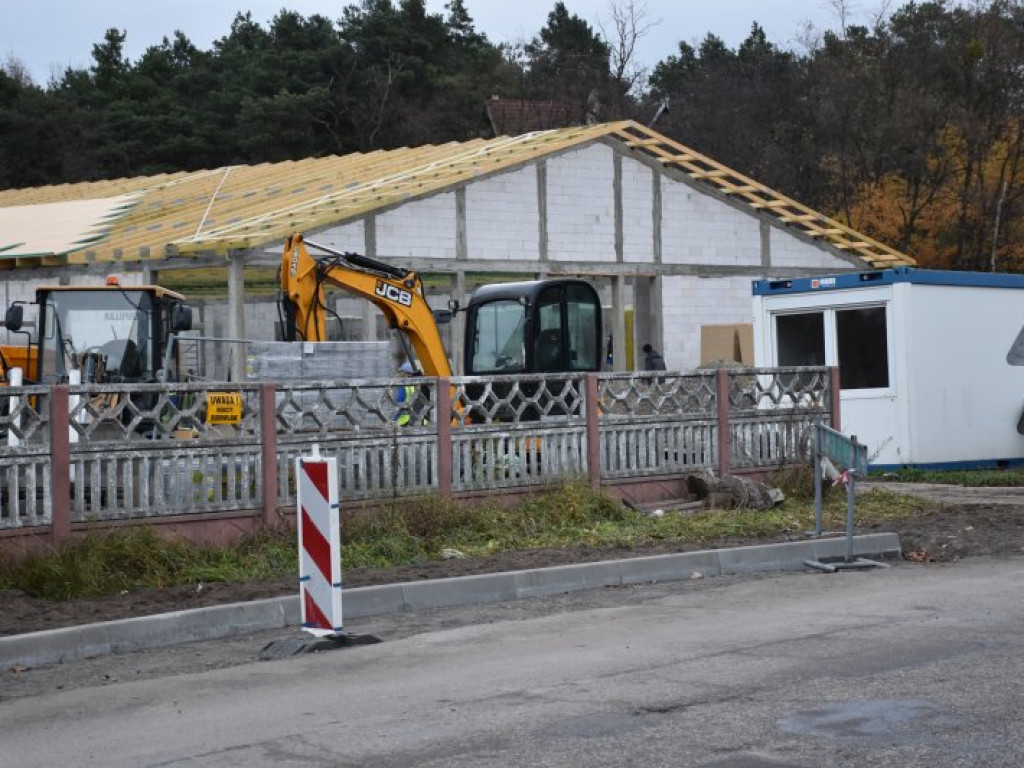 W Nowej Dębie trwa budowa marketów, będą nowe miejsca pracy [zdjęcia]