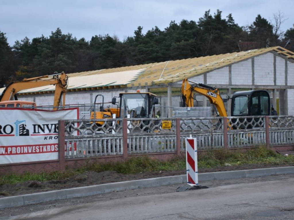 W Nowej Dębie trwa budowa marketów, będą nowe miejsca pracy [zdjęcia]