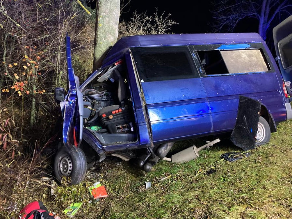 Tragedia w Chańczy. Bus z dużą siłą uderzył w drzewo. Nie żyją dwie osoby [aktualizacja][zdjęcia]