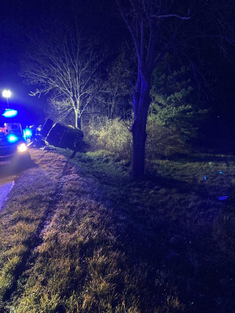 Tragedia w Chańczy. Bus z dużą siłą uderzył w drzewo. Nie żyją dwie osoby [aktualizacja][zdjęcia]
