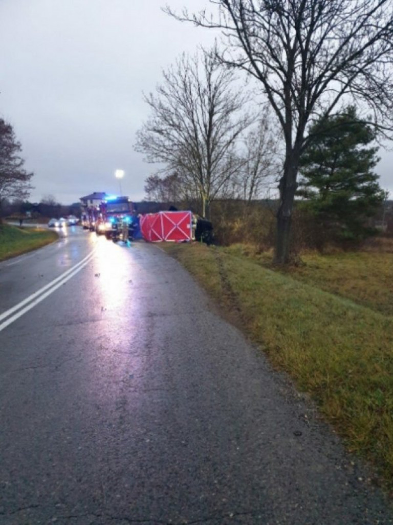 Tragedia w Chańczy. Bus z dużą siłą uderzył w drzewo. Nie żyją dwie osoby [aktualizacja][zdjęcia]