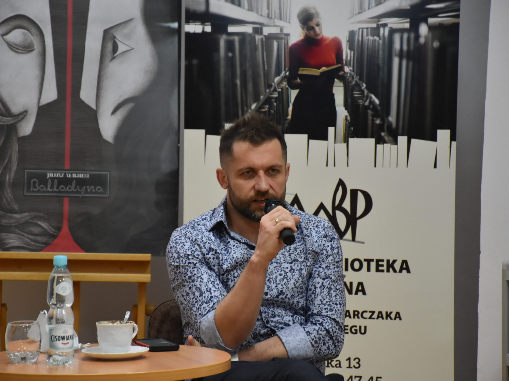 Tarnobrzeg. Jacek Galiński, autor cyklu komedii kryminalnych o starszej pani, spotkał się z czytelnikami [zdjęcia]