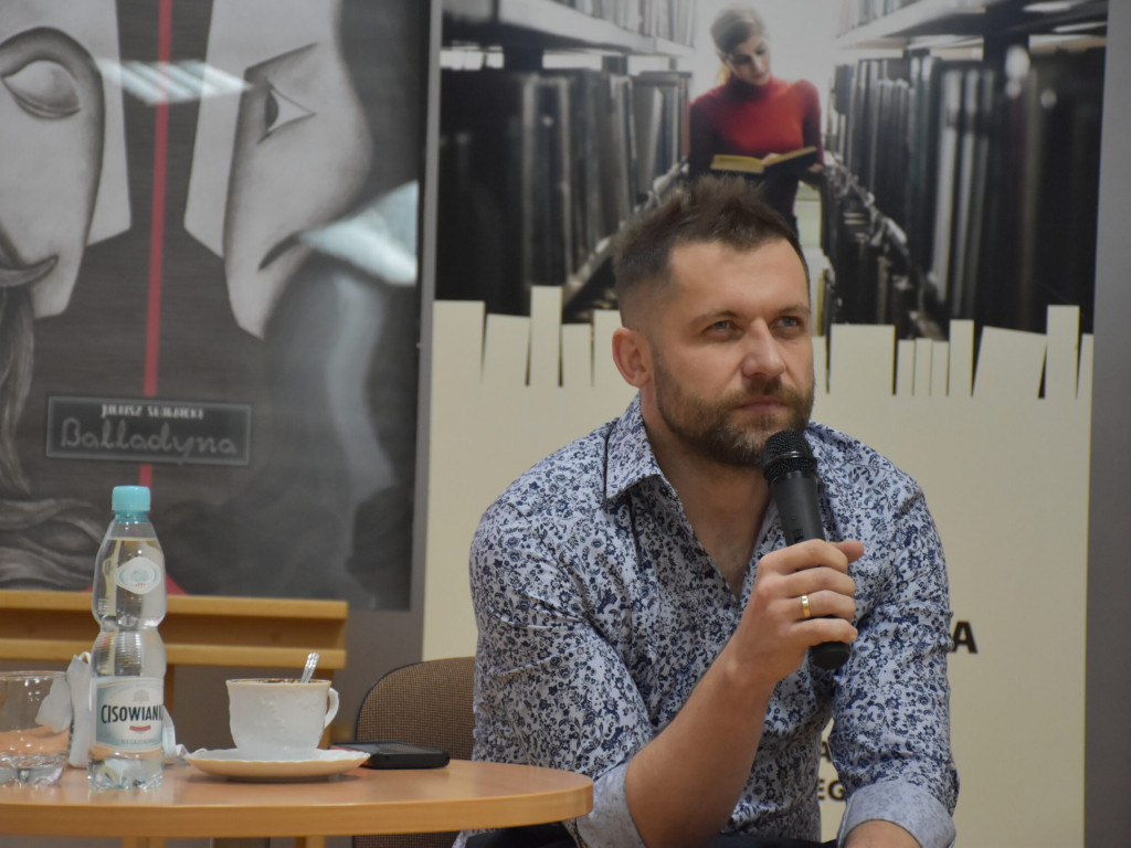 Tarnobrzeg. Jacek Galiński, autor cyklu komedii kryminalnych o starszej pani, spotkał się z czytelnikami [zdjęcia]