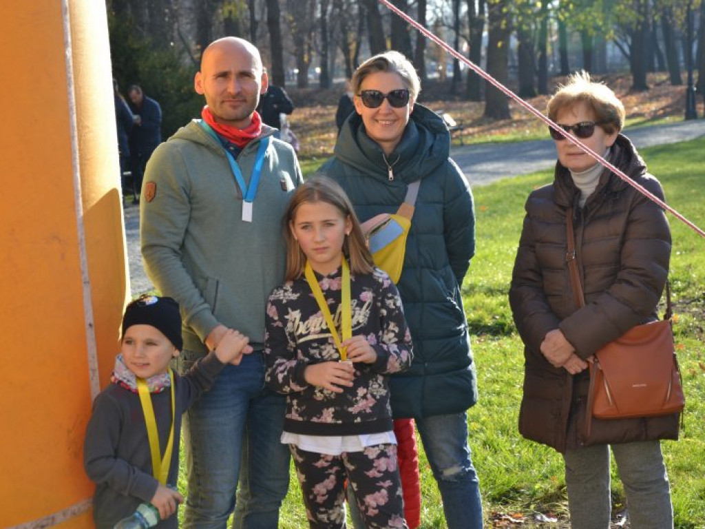Tarnobrzeg. Dzieci i dorośli pobiegli w parku dzikowskim dla Niepodległej [zdjęcia]
