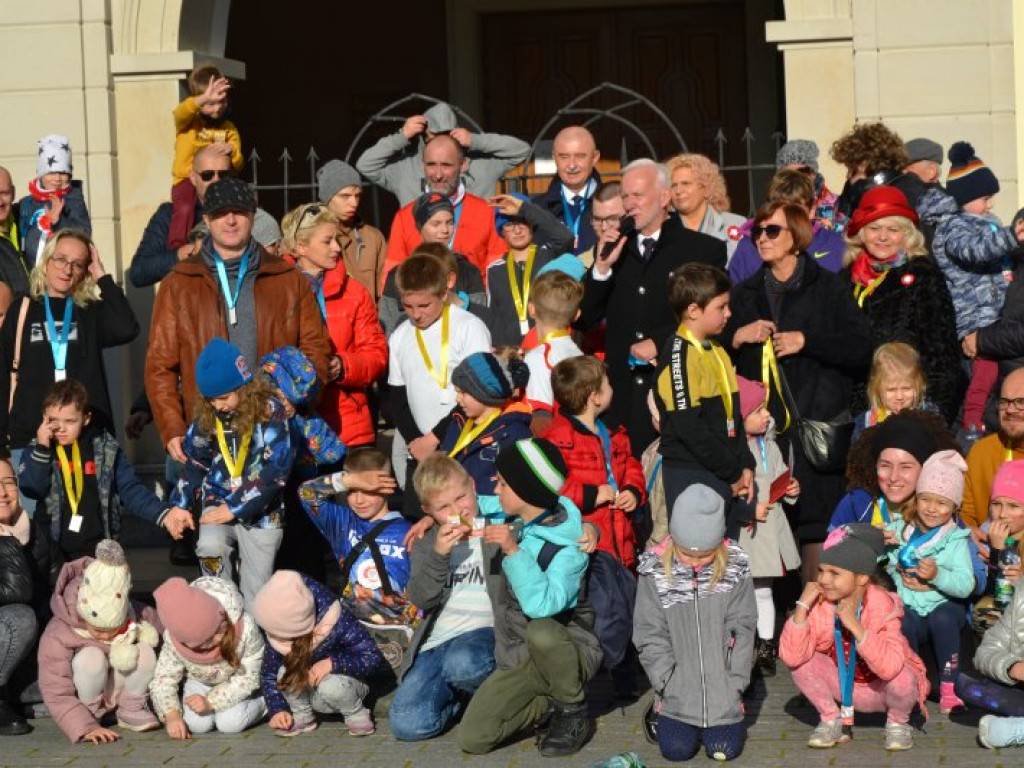 Tarnobrzeg. Dzieci i dorośli pobiegli w parku dzikowskim dla Niepodległej [zdjęcia]