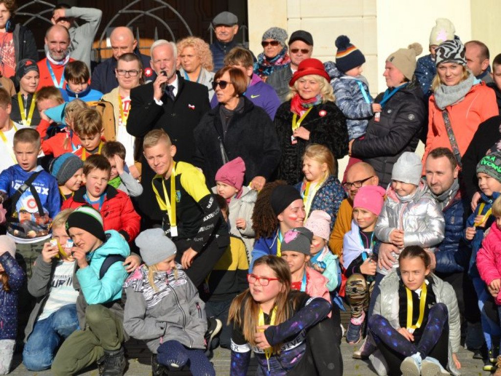 Tarnobrzeg. Dzieci i dorośli pobiegli w parku dzikowskim dla Niepodległej [zdjęcia]