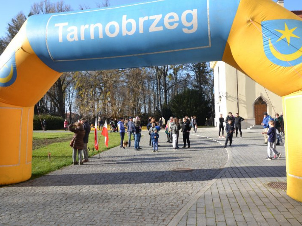 Tarnobrzeg. Dzieci i dorośli pobiegli w parku dzikowskim dla Niepodległej [zdjęcia]
