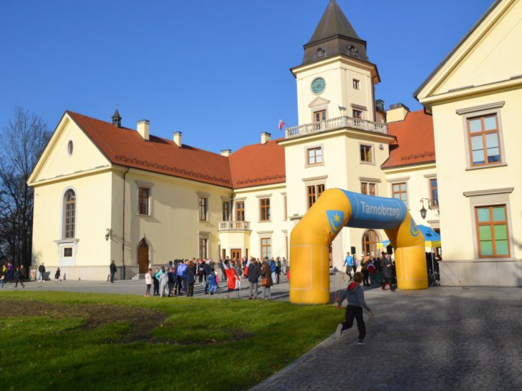 Tarnobrzeg. Dzieci i dorośli pobiegli w parku dzikowskim dla Niepodległej [zdjęcia]