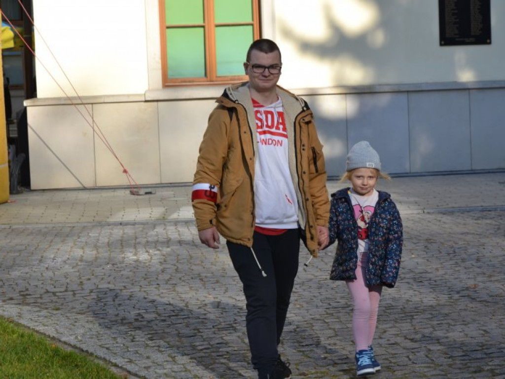 Tarnobrzeg. Dzieci i dorośli pobiegli w parku dzikowskim dla Niepodległej [zdjęcia]