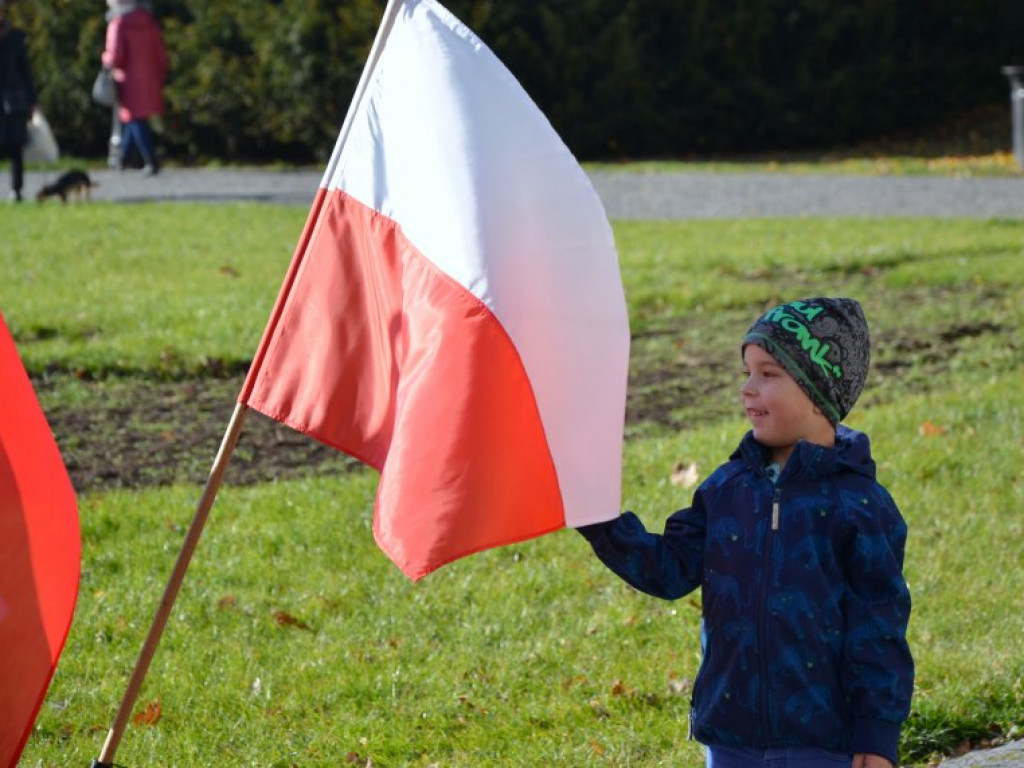 Tarnobrzeg. Dzieci i dorośli pobiegli w parku dzikowskim dla Niepodległej [zdjęcia]