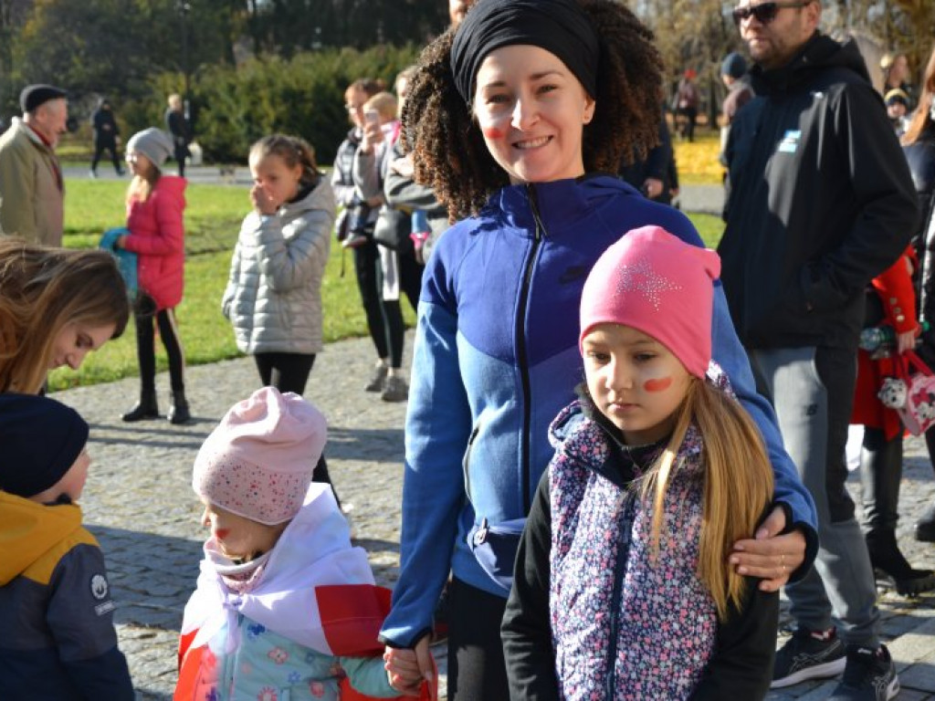 Tarnobrzeg. Dzieci i dorośli pobiegli w parku dzikowskim dla Niepodległej [zdjęcia]