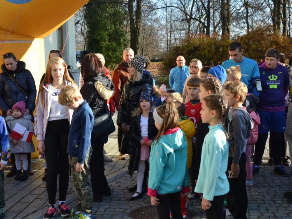 Tarnobrzeg. Dzieci i dorośli pobiegli w parku dzikowskim dla Niepodległej [zdjęcia]