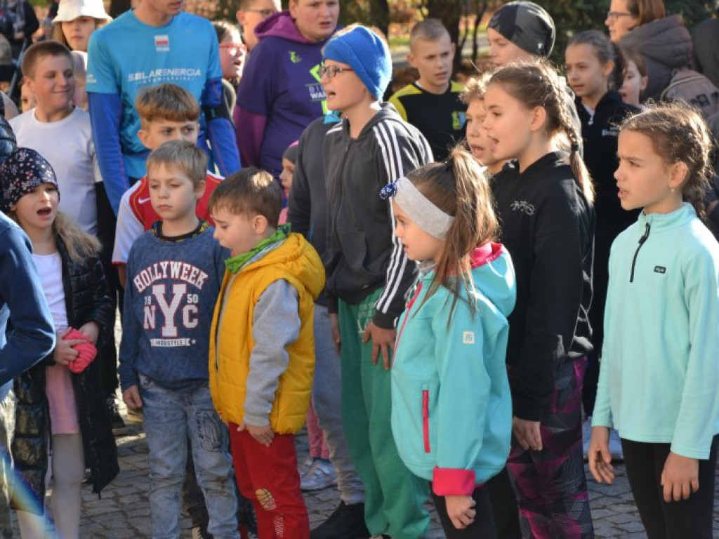 Tarnobrzeg. Dzieci i dorośli pobiegli w parku dzikowskim dla Niepodległej [zdjęcia]
